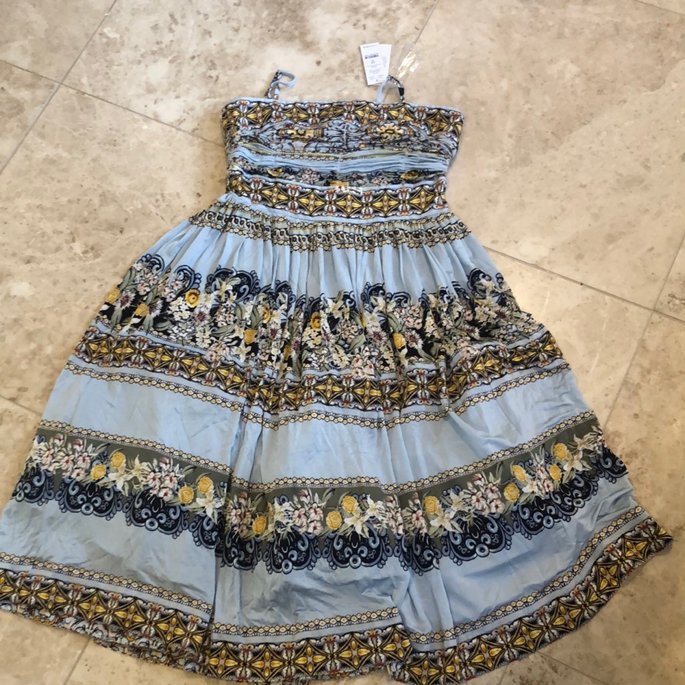 Beautiful midi with removable straps.